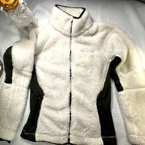 Excellent condition, women’s faux fur jacket in Sz medium.  Forest green/ivory